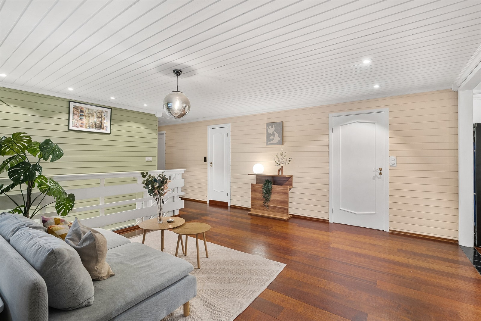 Adkomst fra hall til entré, bad, kjøkken, stue og soverom Galleribilde