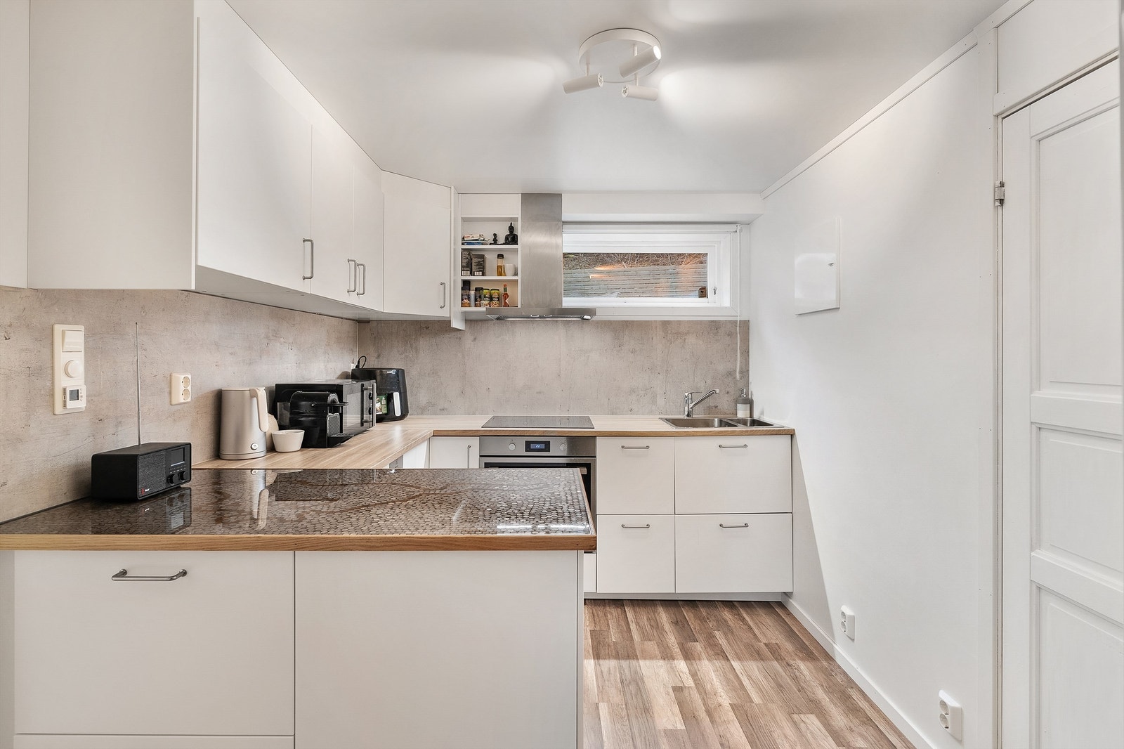 Hybel - Kjøkkeninnredning fra 2024 med hvite slette fronter Galleribilde