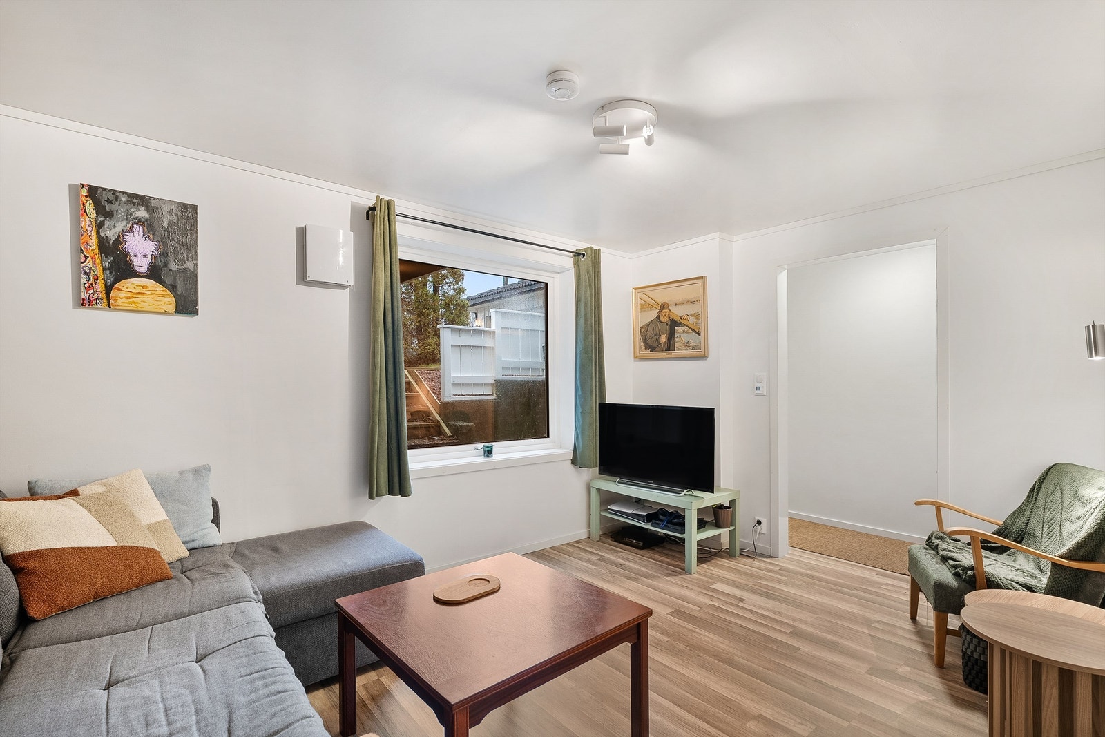 Hybel - Stue med god plass til sittegruppe Galleribilde