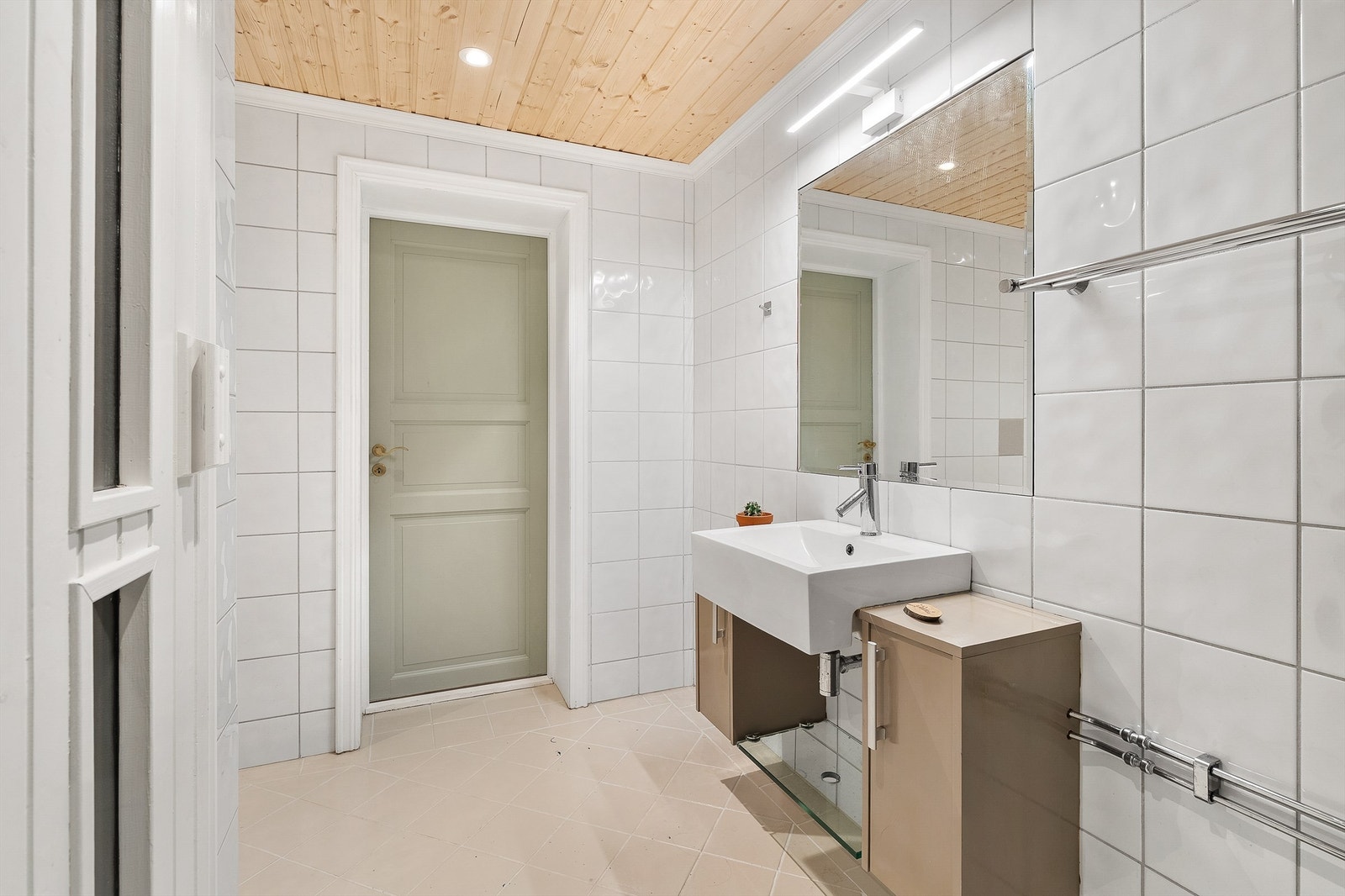 Servantinnredning med skap for oppbevaring med speil over Galleribilde