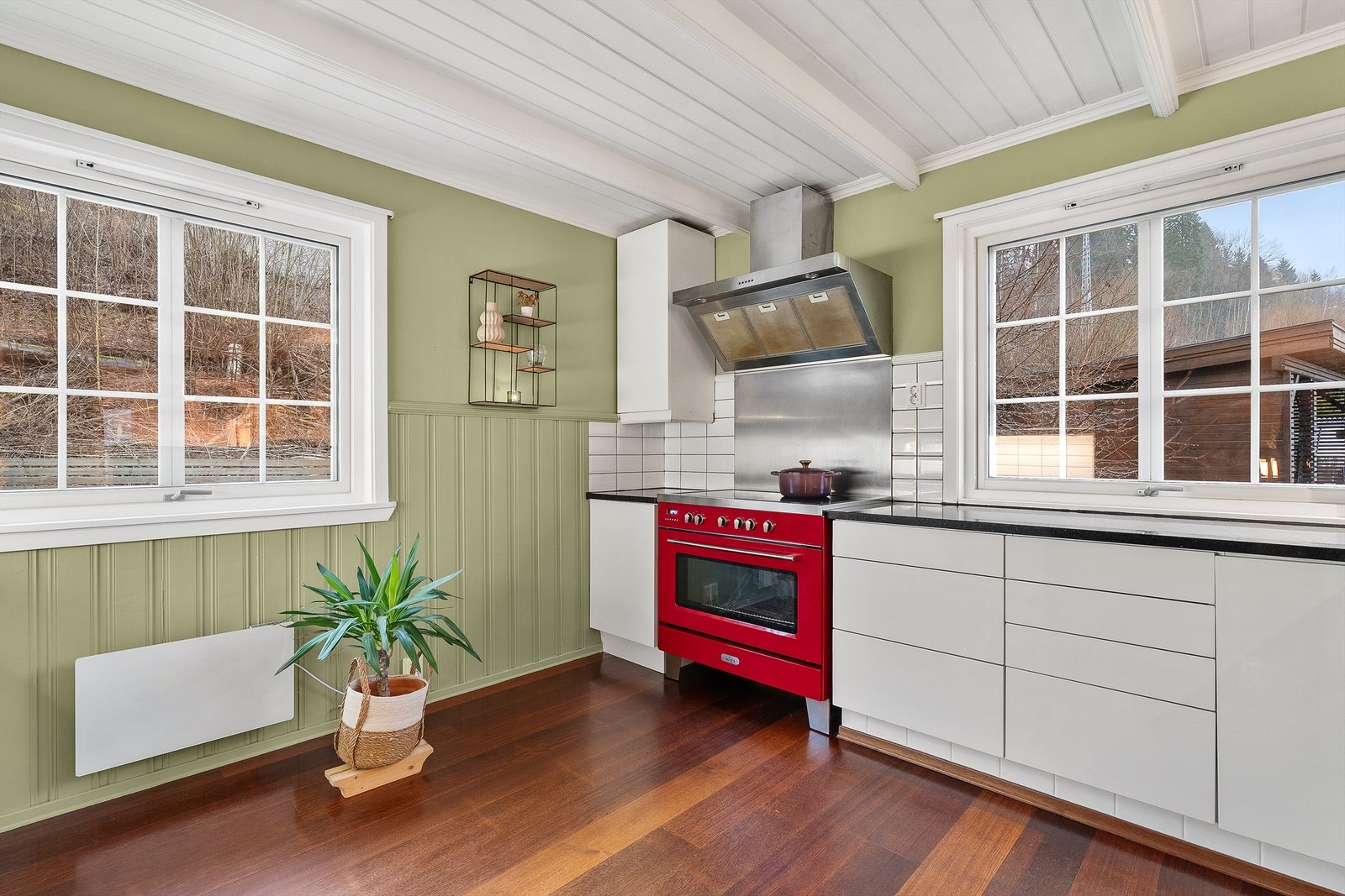 Nisjer for komfyr og frittstående komfyr og frittstående oppvaskmaskin, integrert mikrobølgeovn Galleribilde