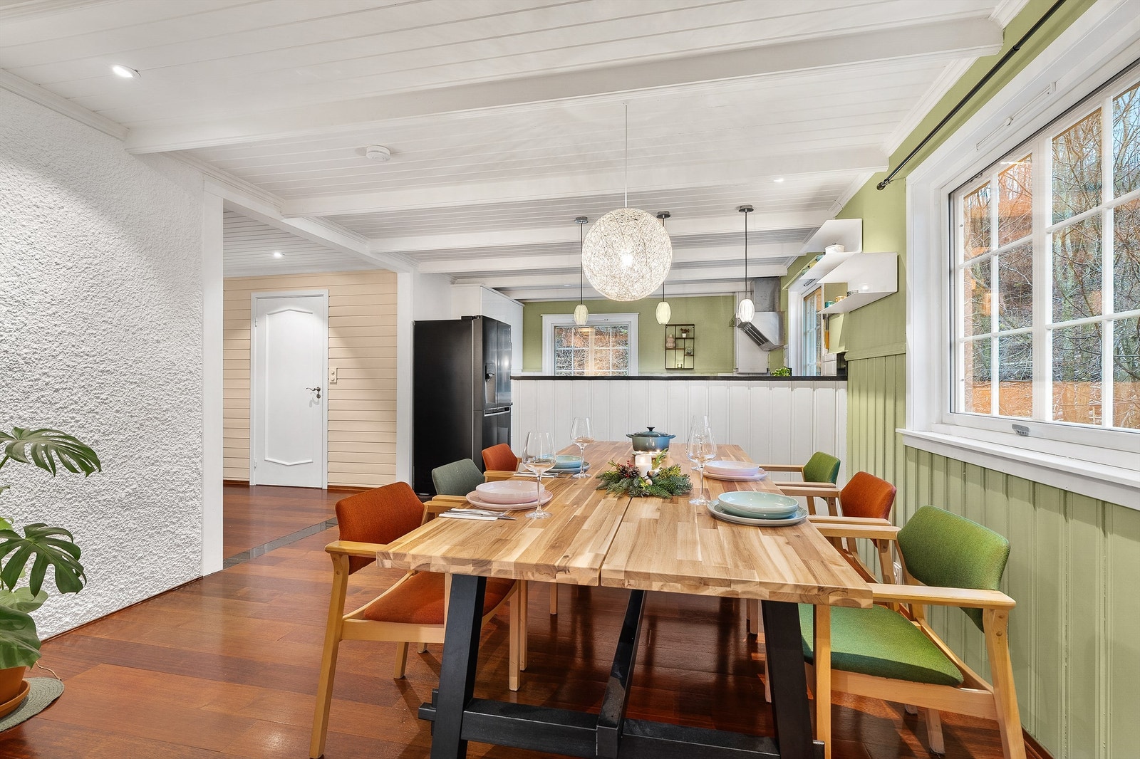 På kjøkkenet er det god plass spisebord Galleribilde