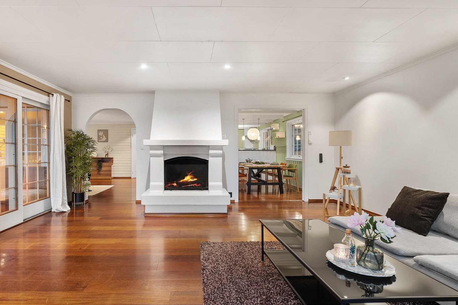 Plassbygde peis og luft til luft varmepumpe i stue for oppvarming Galleribilde