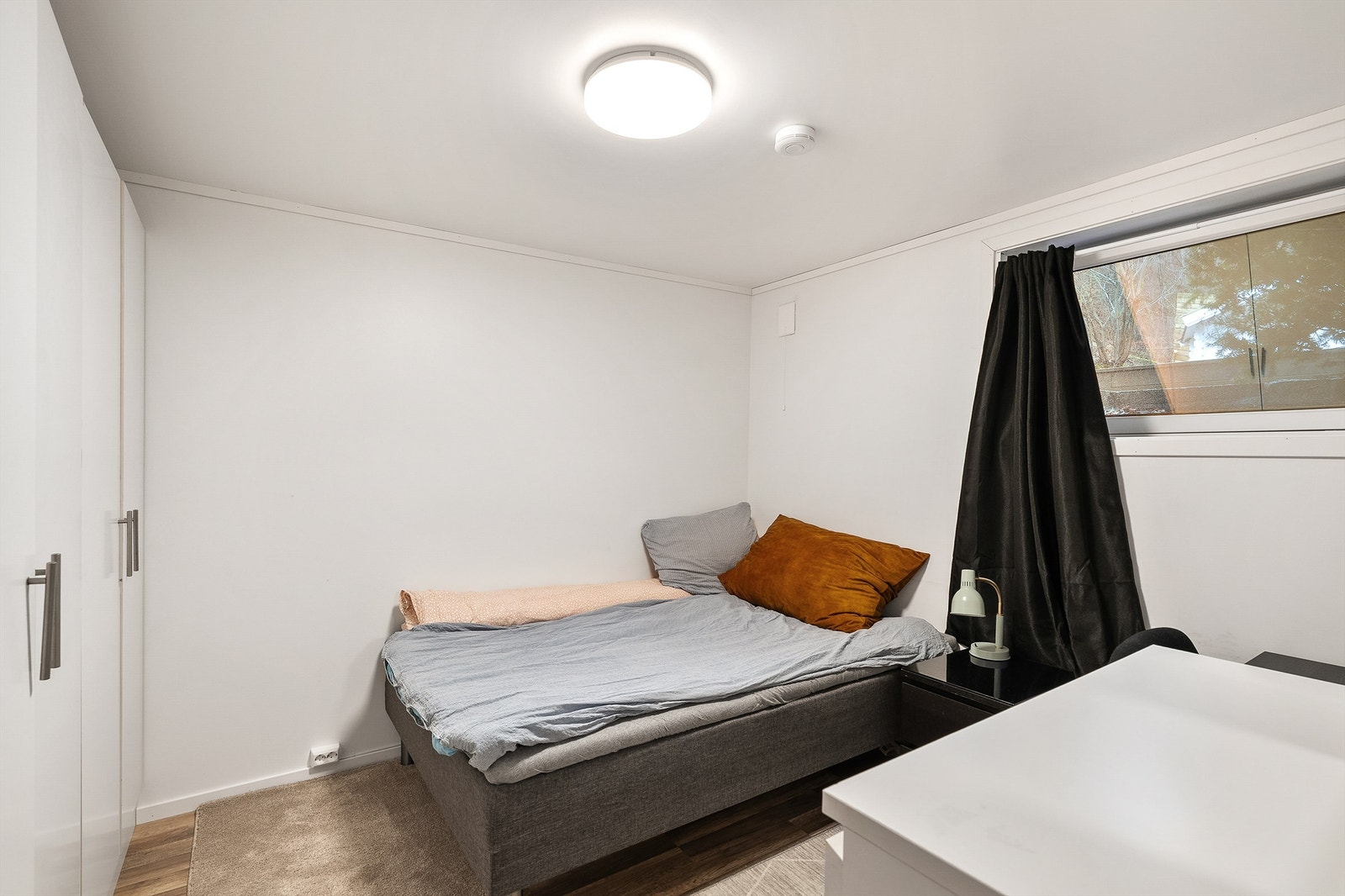 Soverom 5 i hybelen med plass til garderobeløsning Galleribilde