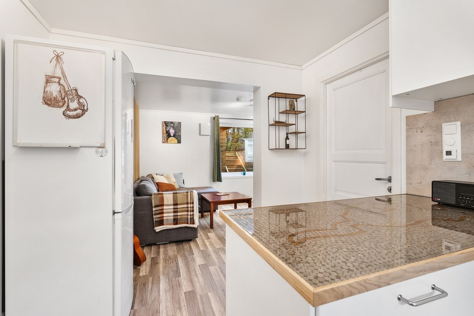 Hybel - Kjøkkenet har integrert stekeovn, nisje for frittstående oppvaskmaskin, nedfelt koketopp og ventilator med avtrekk Galleribilde