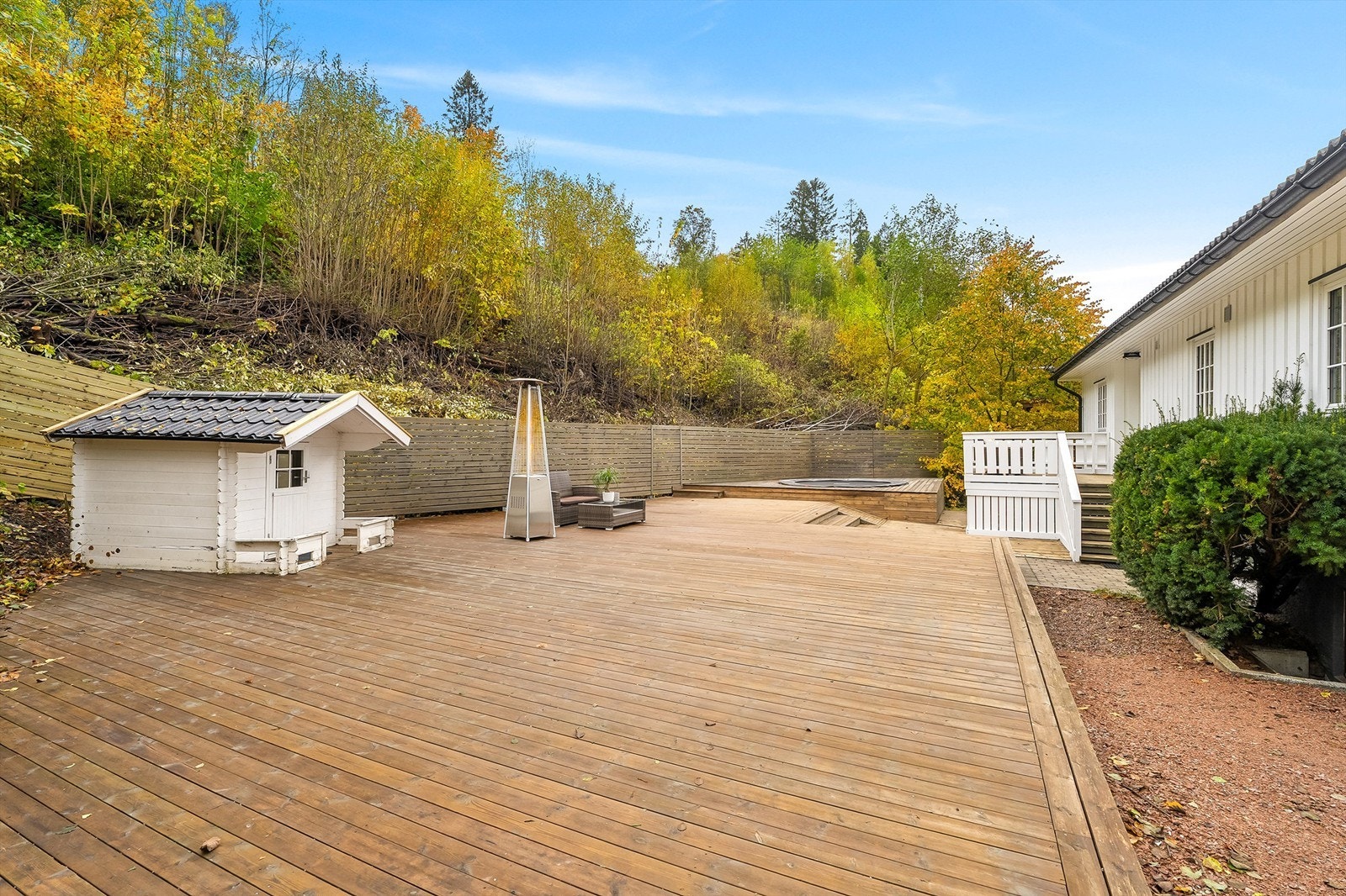 Terrassen byr på god plass til utemøbler, med tilhørende arealer som egner seg godt for sosiale settinger Galleribilde