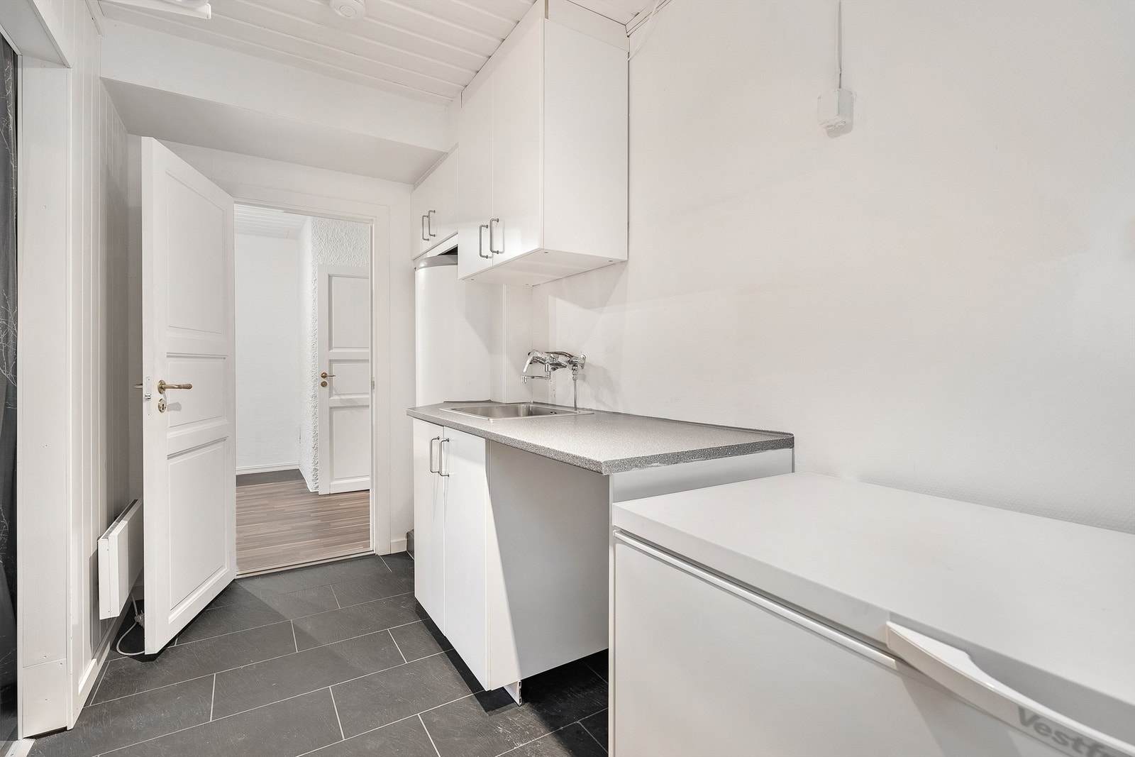 Vaskerom i underetasjen med varmtvannsbereder på 300 liter Galleribilde