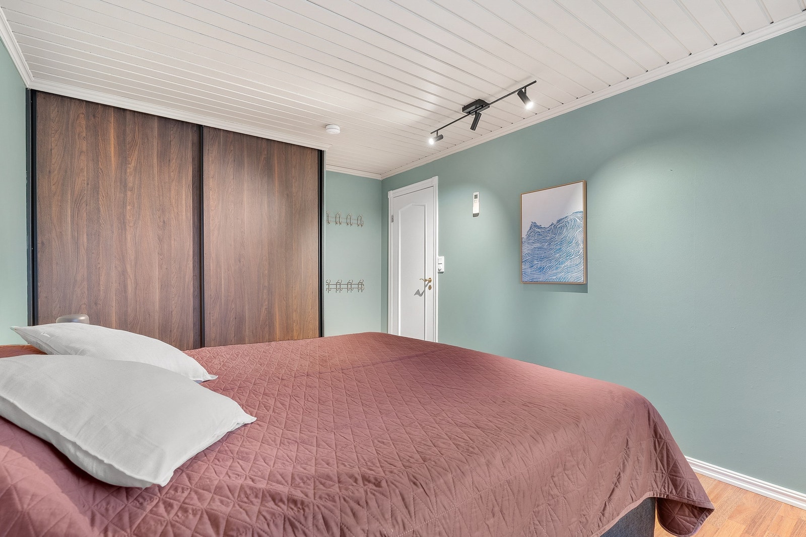 Soverom 1 med skyvedørsgarderobe Galleribilde