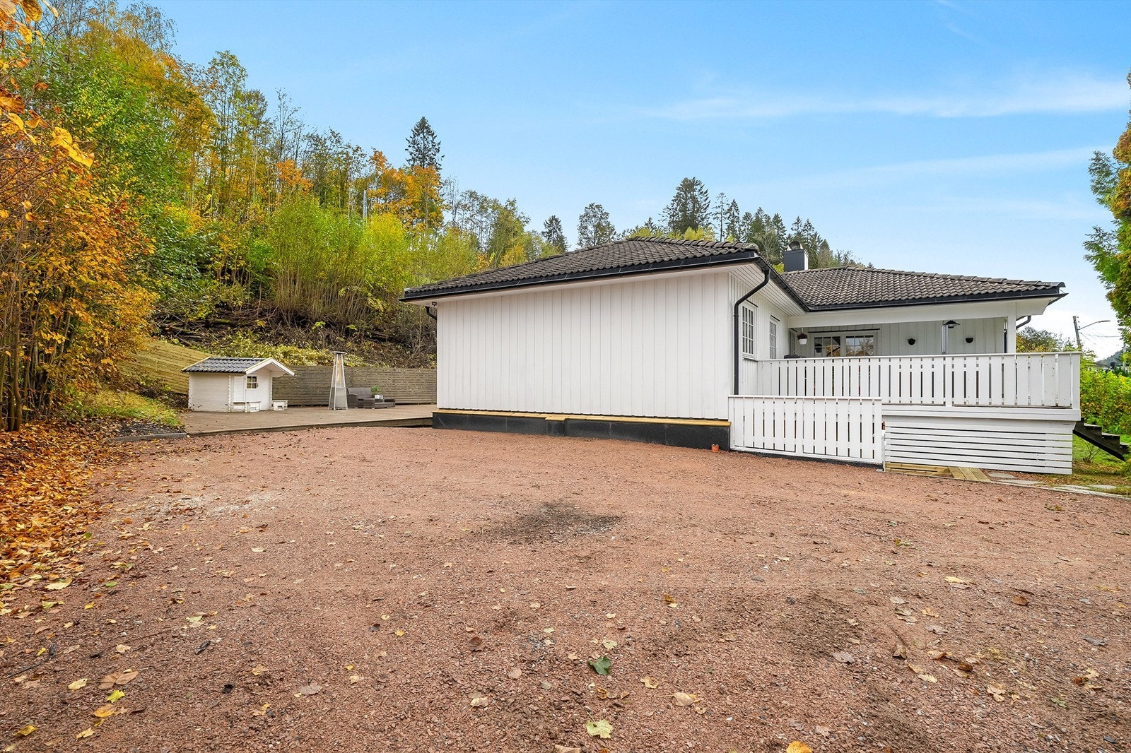 Stor gruset gårdsplass med god plass til parkering Galleribilde