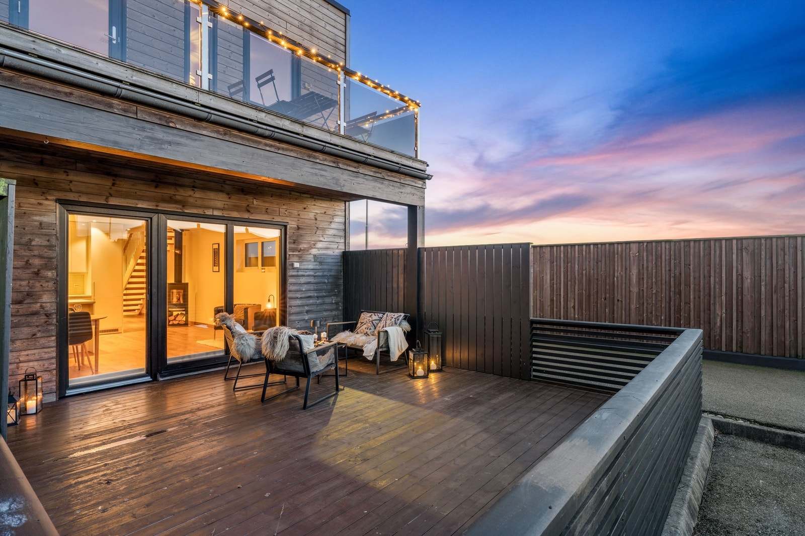 Fra stuen i 1. etasje er det utgang til en romslig og solrik terrasse på 27 kvm. Galleribilde