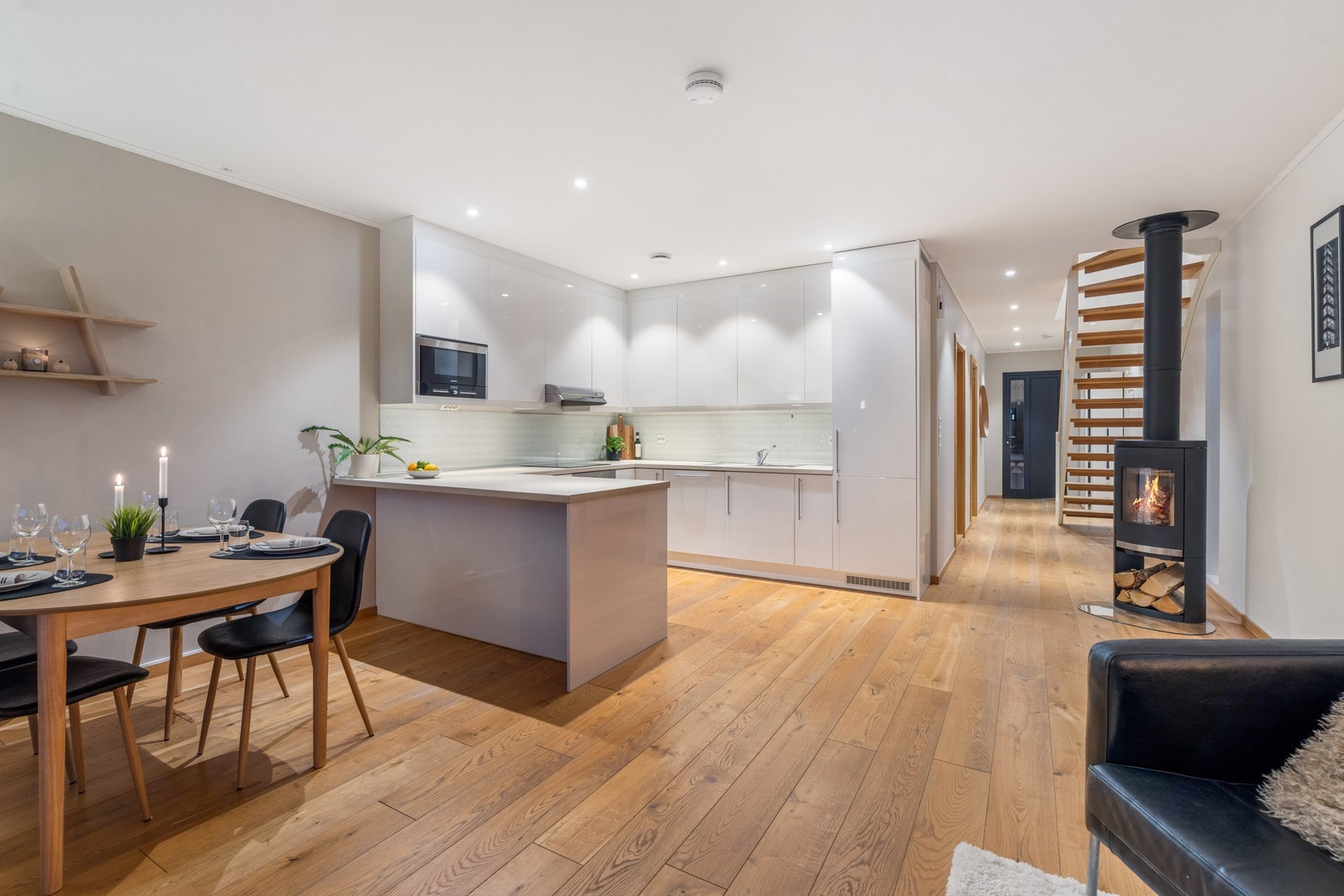 1 etasje består av stue og kjøkken i en åpen løsning, bad, soverom og entré. Galleribilde