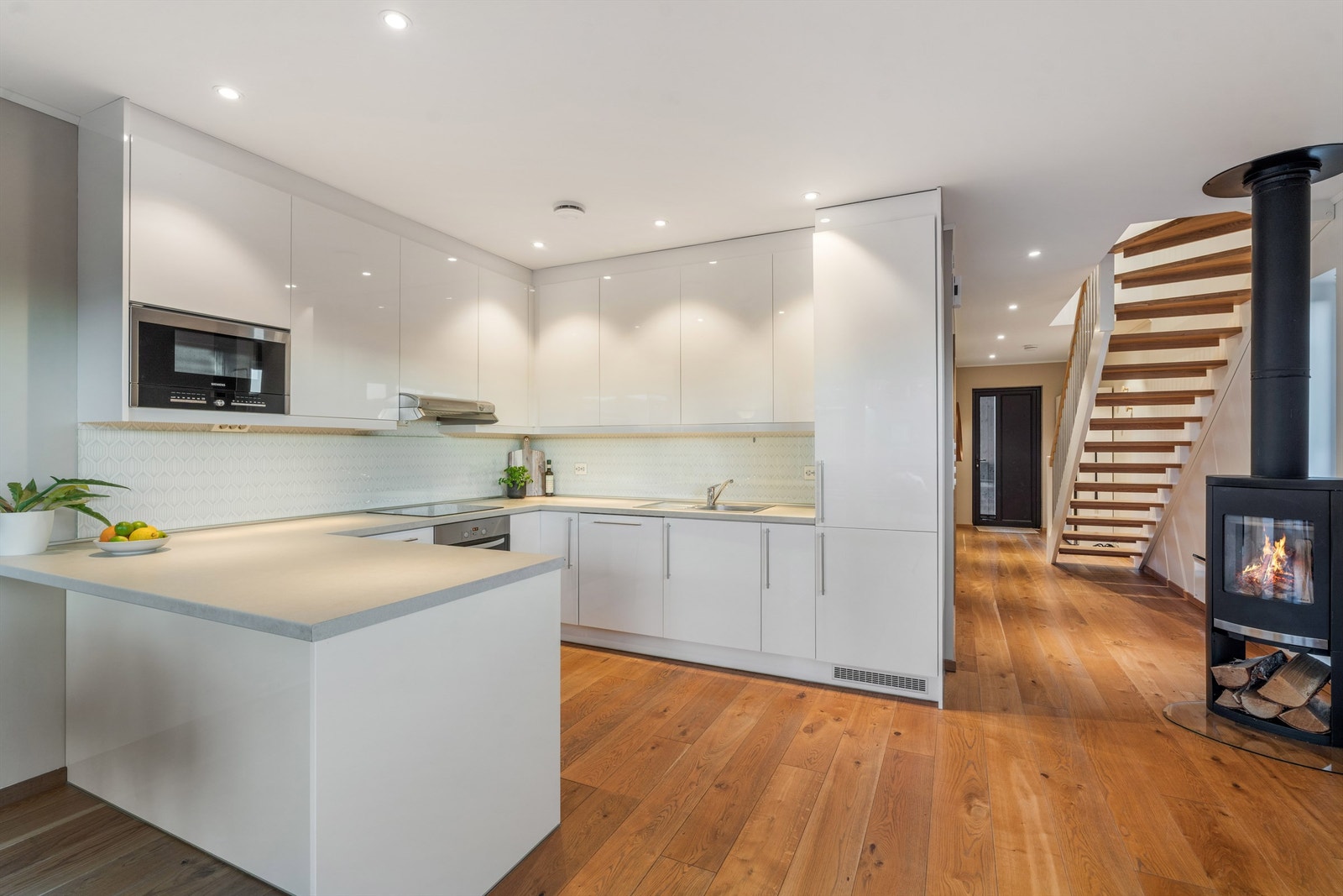 Kjøkkenet har moderne innredning med glatte fronter og benkeplate i laminat. Galleribilde