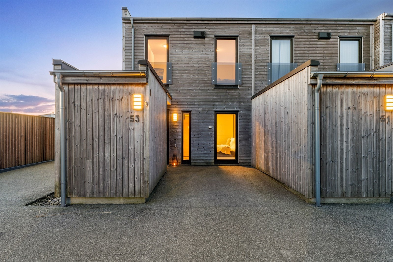 Velkommen til Storrvegen 53, presenteres av Dardan Shabi v/Eiendomsmegler Krogsveen. Fotograf: Martin Nordbø Galleribilde