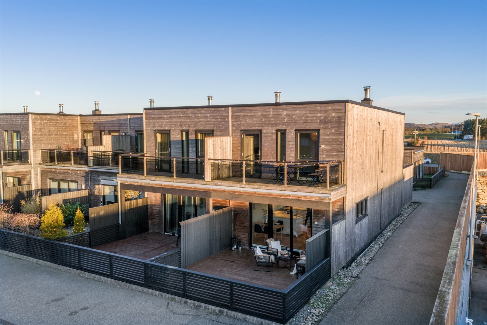 Barneskoler, ungdomsskoler og barnehager er i gangavstand fra eiendommen. Galleribilde