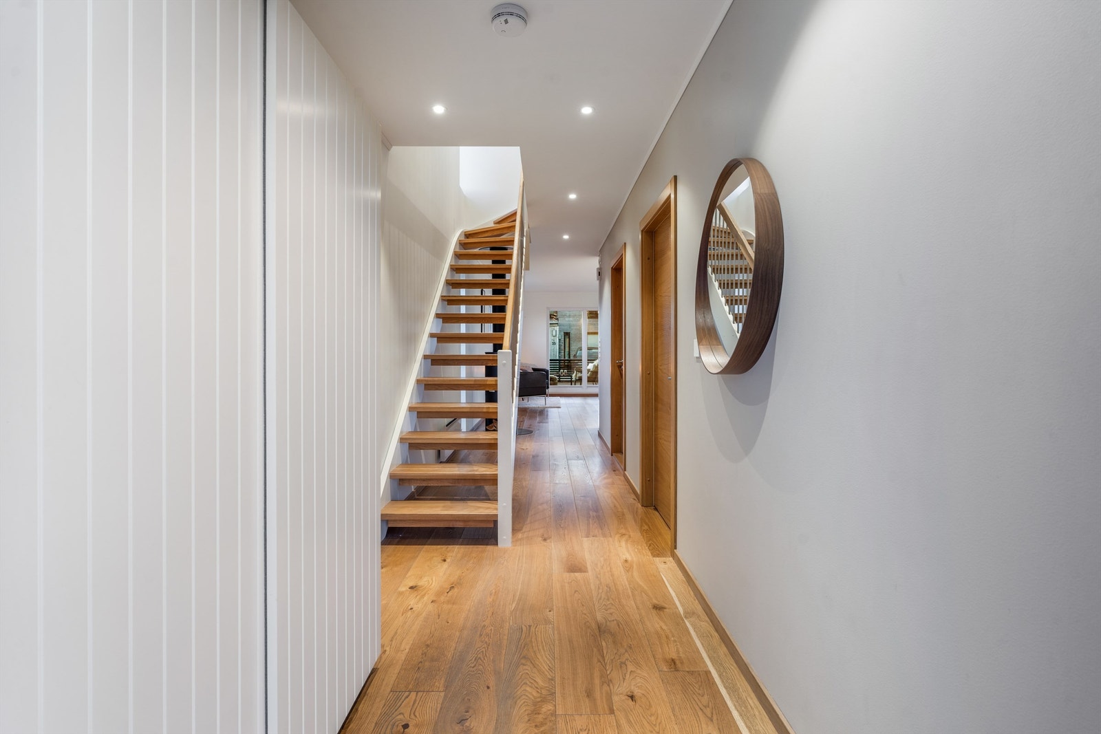 Entré med god plass til oppheng av sko og yttertøy i garderobeskap. Galleribilde