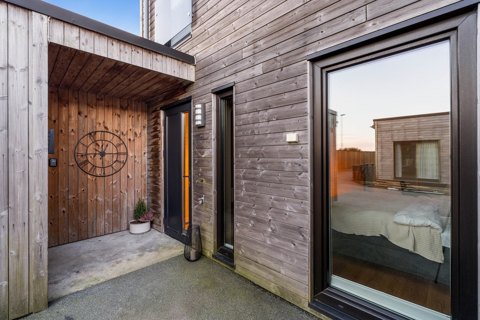 Overbygget inngangsparti. Her har man også en utvendig bod på ca. 5 kvm. Galleribilde