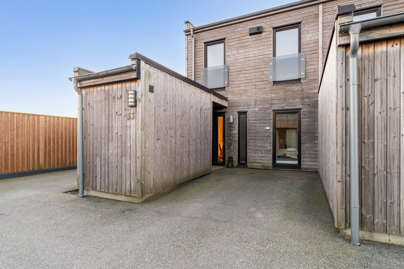 Egen biloppstillingsplass på fellesareal. El-bil lader medfølger. Galleribilde