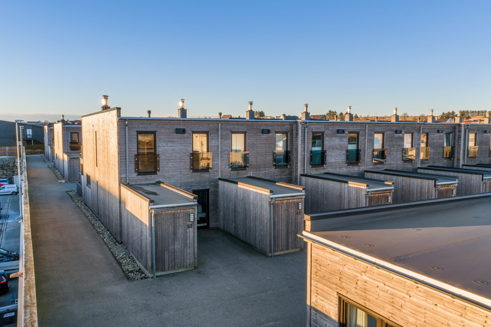Offentlig transport er lett tilgjengelig med buss. Det er gode bussforbindelser med buss til Klepp stasjon for å ta tog retning mot Stavanger eller Egersund. Galleribilde