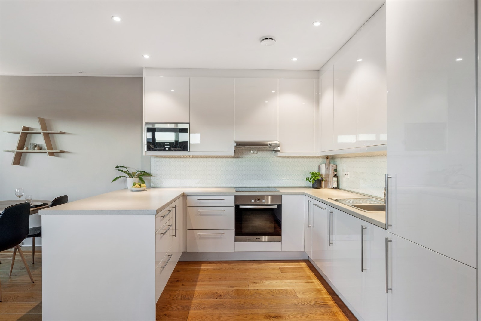 Kjøkkenet er utstyrt med hvitevarer som stekeovn, platetopp, oppvaskmaskin og kjøleskap med fryser. Galleribilde