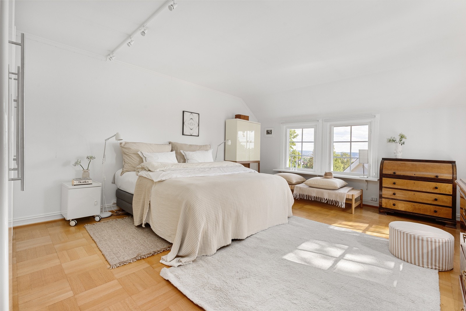 Stort og luftig hovedsoverom Galleribilde