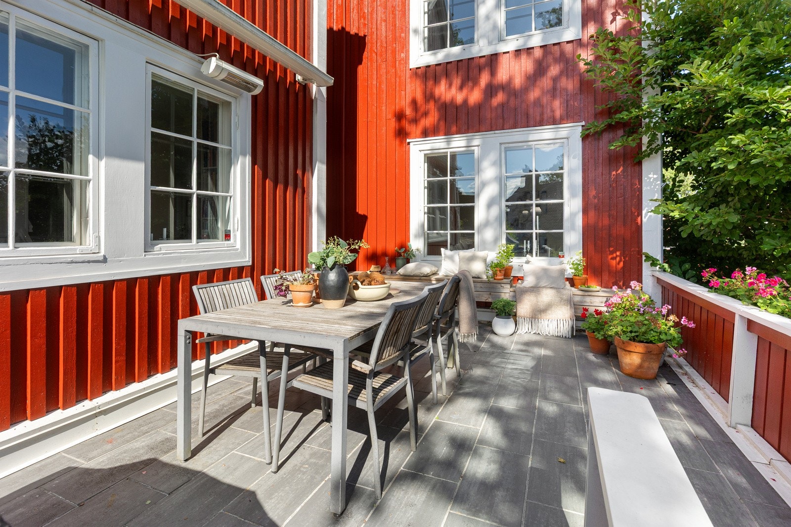 Stor sydvestvendt terrasse med gode solforhold igjennom dagen og ettermiddagen Galleribilde