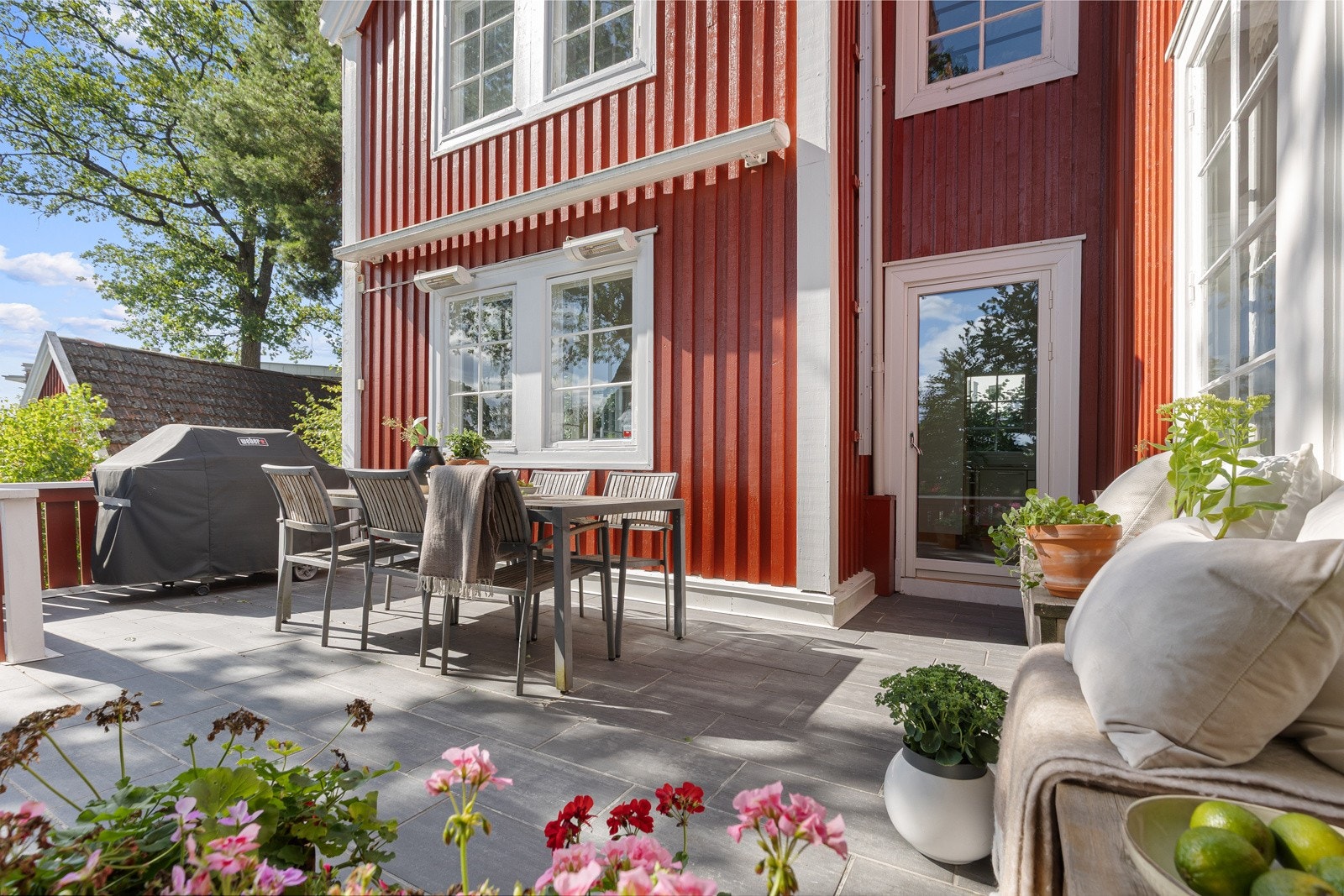 Sydvestvendt terrasse på 22 kvm, trapp ned til inngjerdet hage Galleribilde