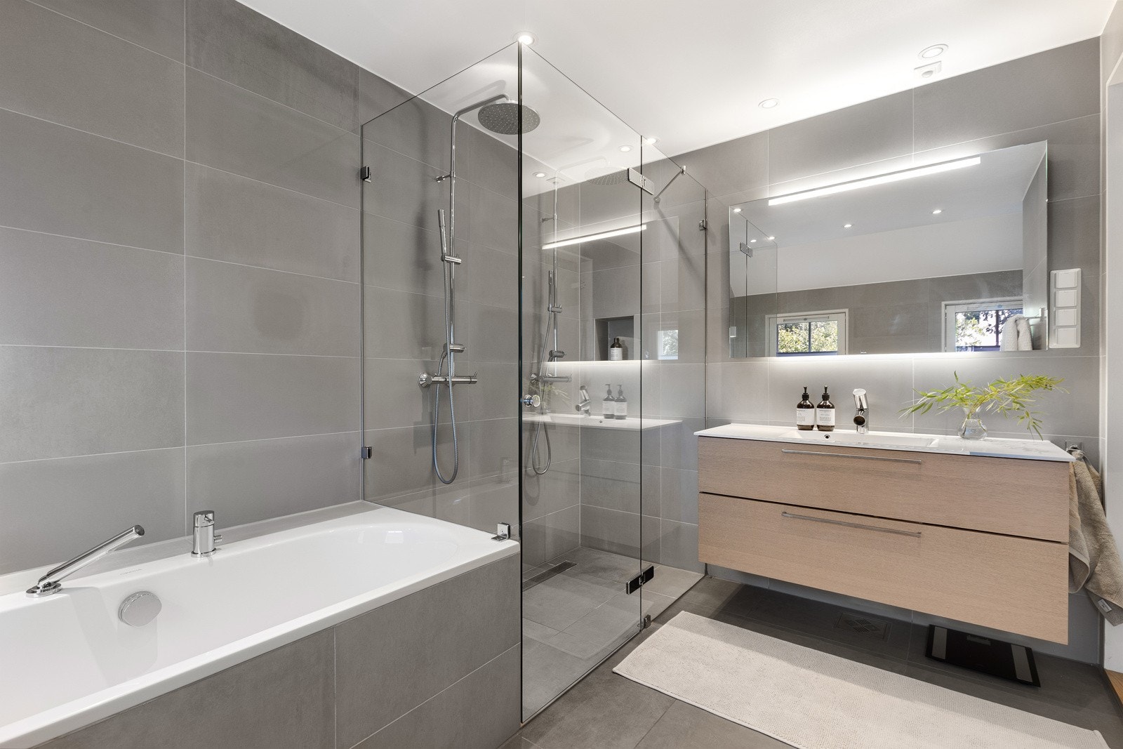 Ustyrt med både badekar og dobbel dusj Galleribilde