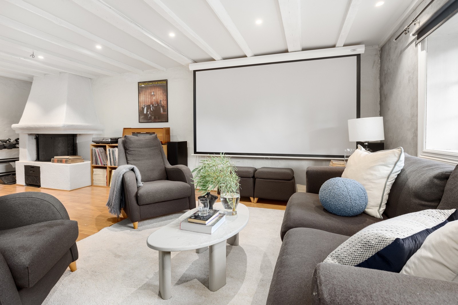 Innredet kjeller med gode innredningsmuligheter Galleribilde