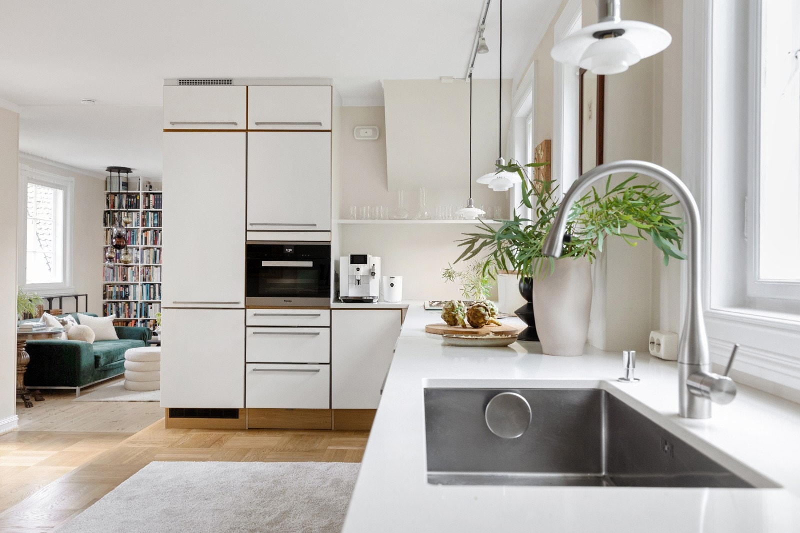 Kjøkkenet er utstyrt med integrerte hvitevarer Galleribilde