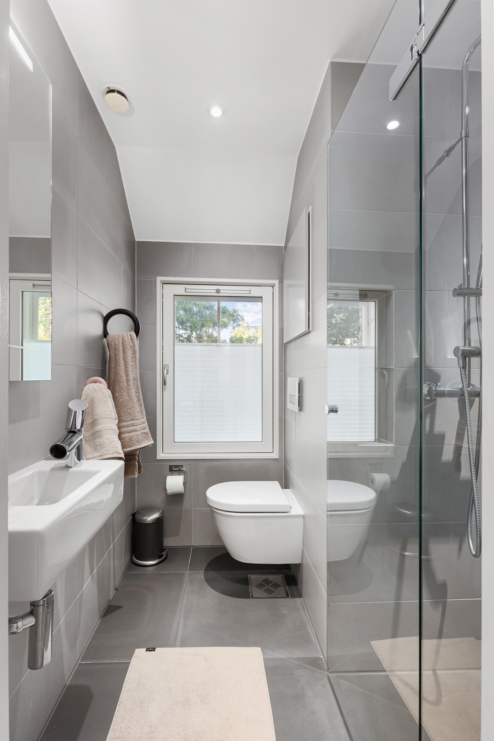 Rommet har servant, veggmontert toalett og dusj Galleribilde