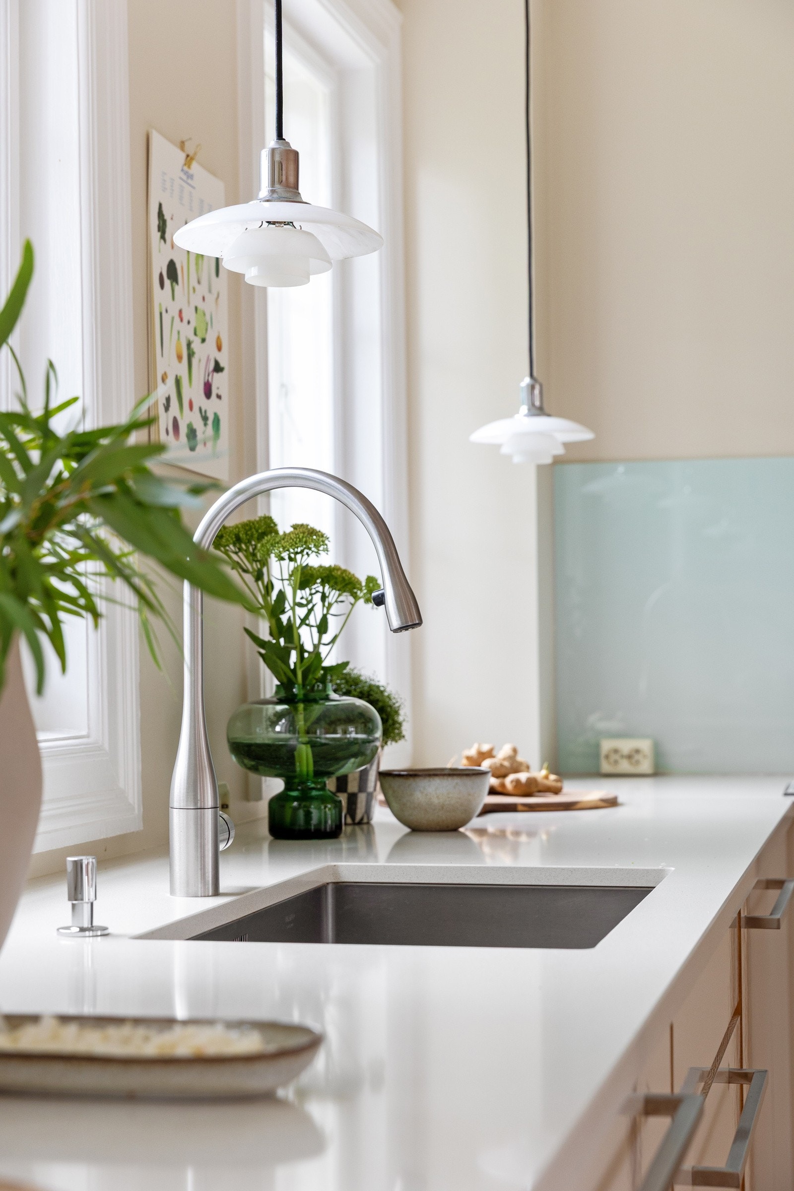 Eksklusiv benkeplate i komposittstein med ekstra dybde Galleribilde