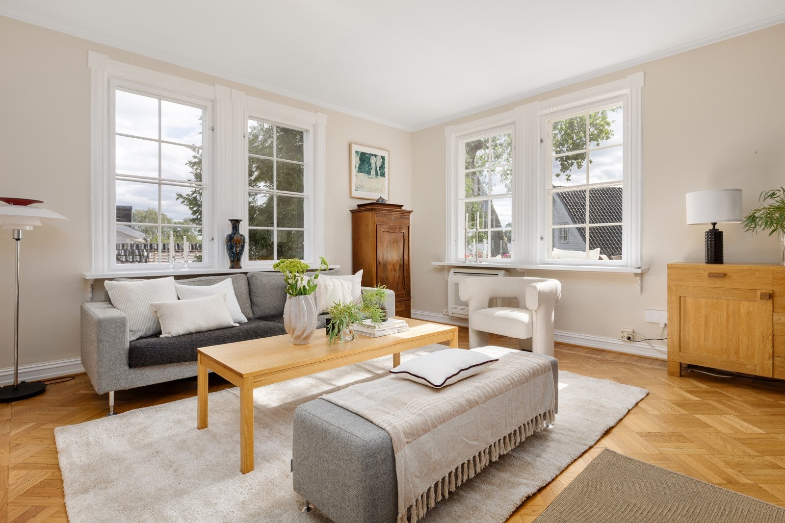 Lyst oppholdsrom med lysinnslipp fra flere sider Galleribilde