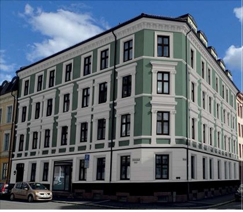 Rehabilitering av fasade ble vedtatt på generalforsamling 21.mai. Oppstart vil trolig bli i mars.2026. Farge alternativet som ble valgt var grønn fasade med hvit første etasje. Illustrasjonsbilde av hvordan fasaden vil se ut. Galleribilde