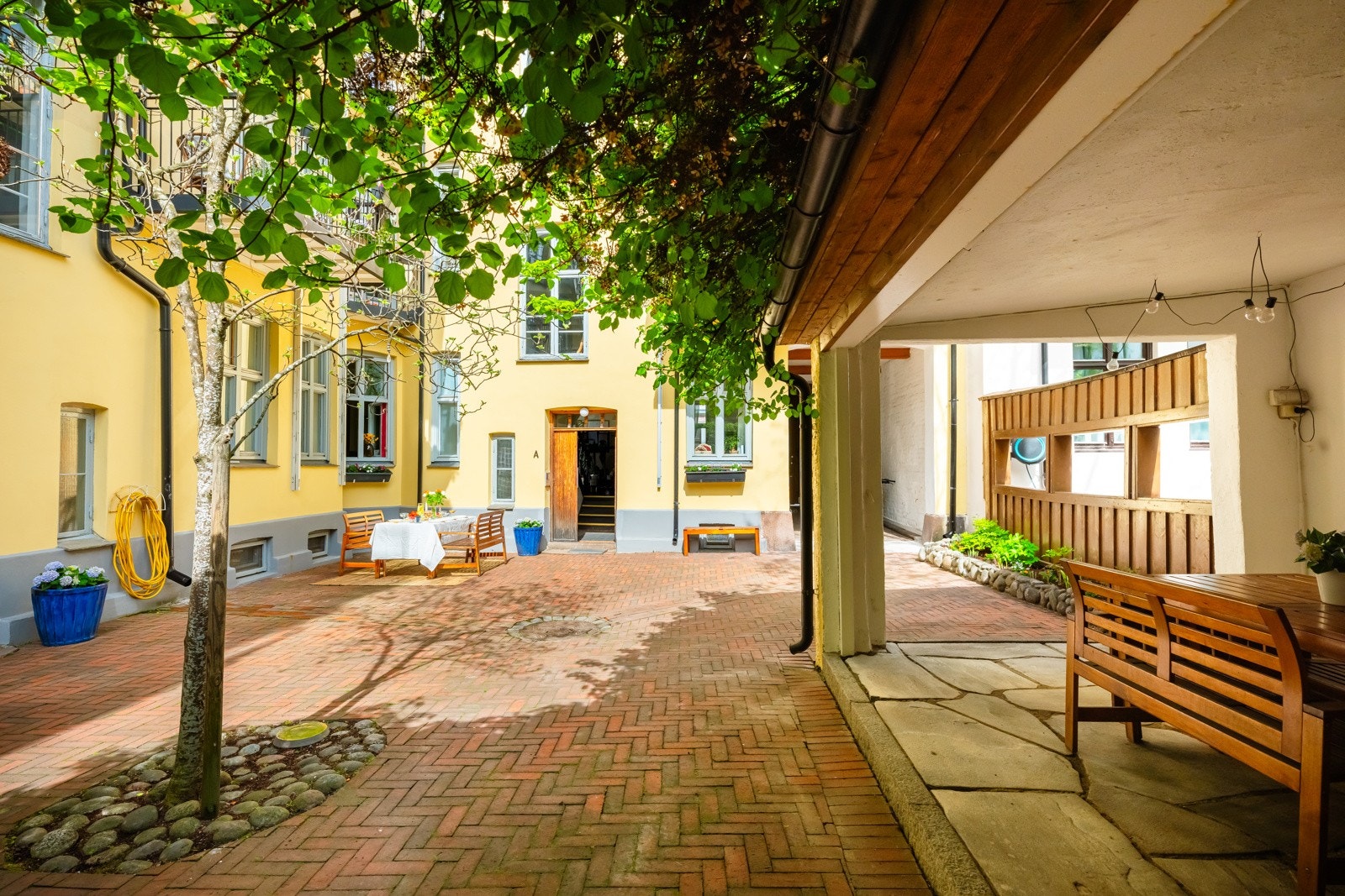 Fra leiligheten er det kort vei ut til borettslagets idylliske bakgård. Galleribilde