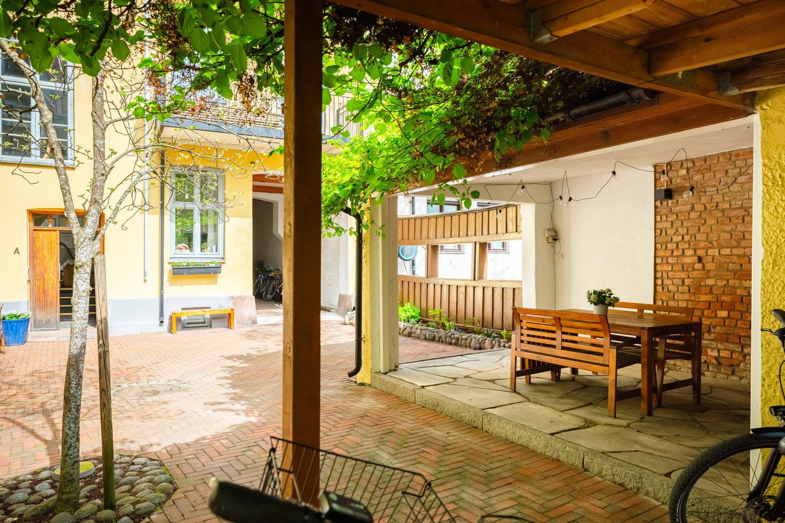 Bakården har felles sykkelparkering. Det er i tillegg felles sykkelbod i kjeller og fellesbod med div. utstyr og vvb. Galleribilde