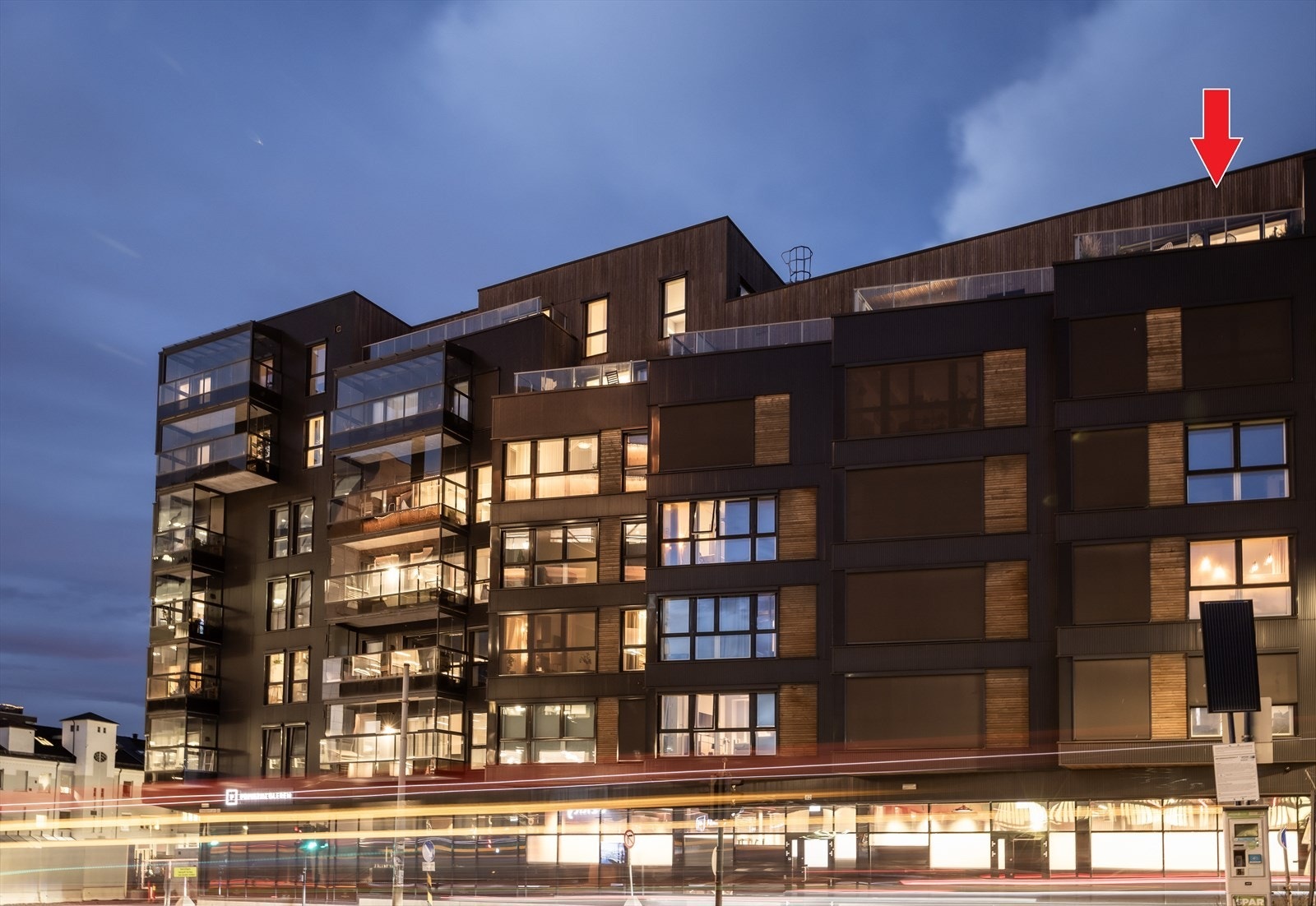 Sentral og attraktiv beliggenhet. Her bor du med "alt" av servicefasiliteter rett utenfor døren. Verdt å nevne er også at det er 10 min. med sykkel/sparkesykkel og 20 min. å gå fra Hollendergata og opp til nye NRK - Normannsløkka. Galleribilde