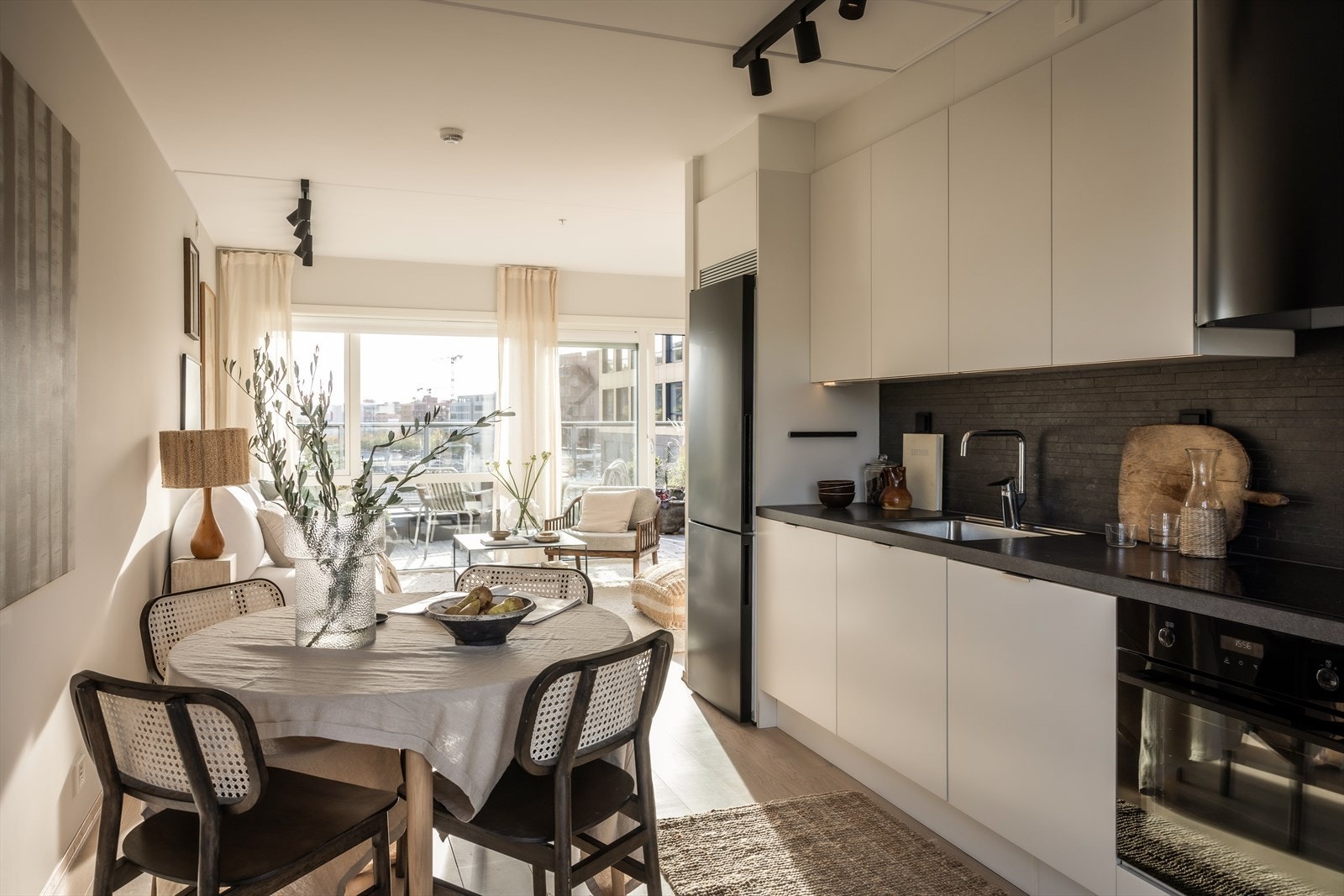 HTH kjøkkeninnredning med glatte fronter laminat benkeplate med nedfelt rustfri stålkum og nedfelt platetopp (Electrolux) med komfyrvakt - belysning under overskap. Galleribilde