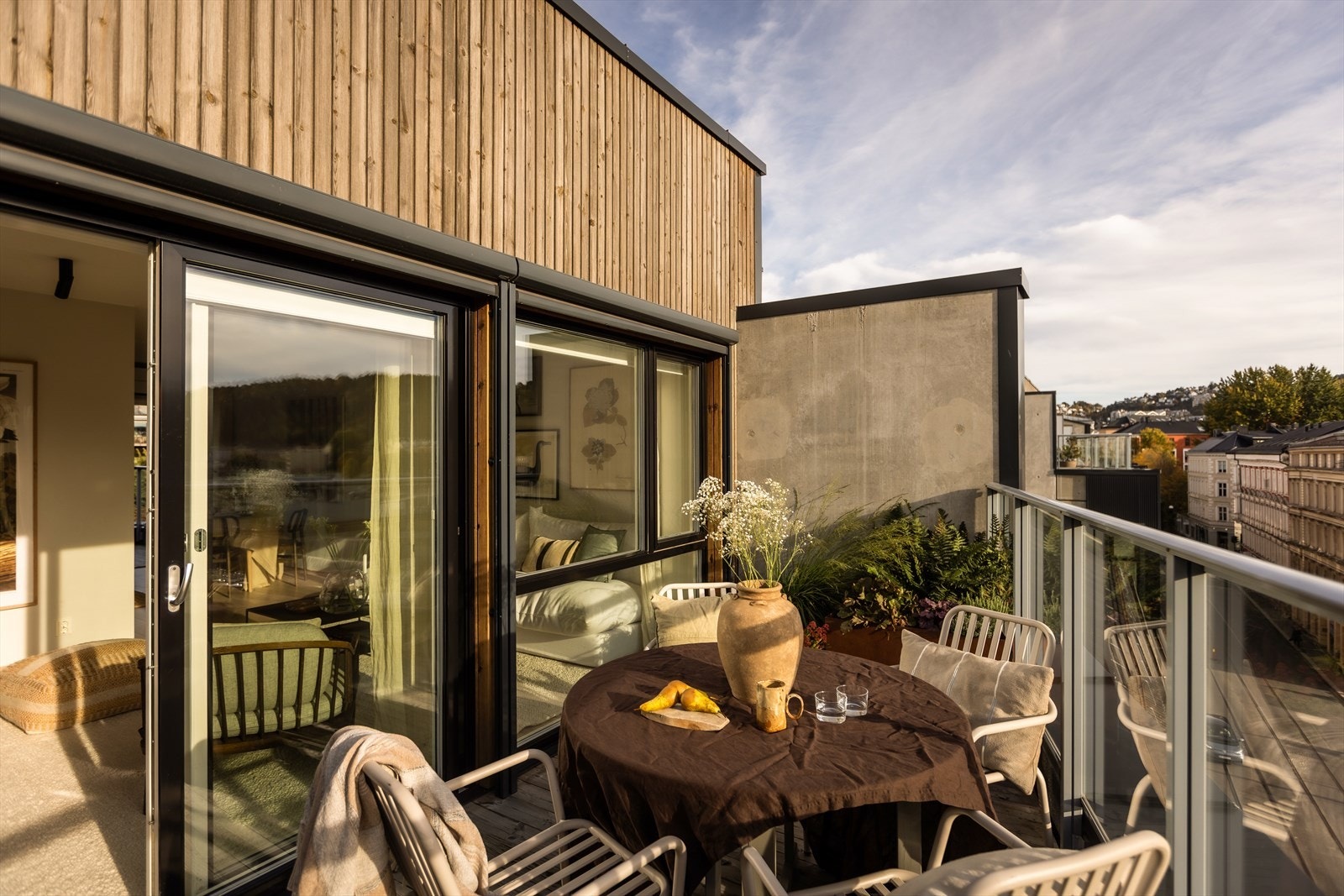 Elektrisk styrte utvendige screens på vinduer mot sydvest. Galleribilde