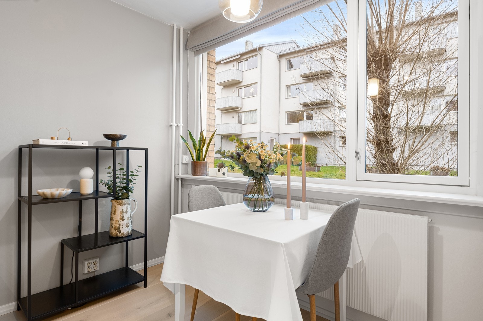 Leiligheten får rikelig med naturlig lys fra store vindusflater. Galleribilde