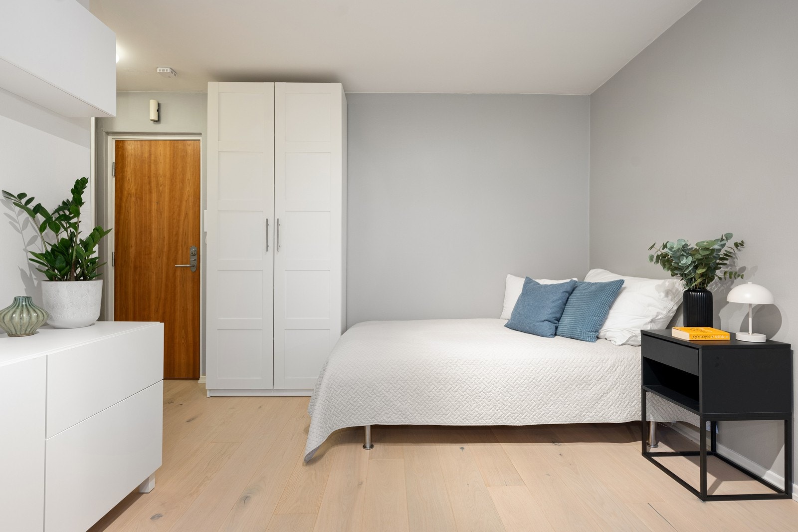 Det er plass til en dobbeltseng med tilhørende møblement, samt garderobe. Ved å sette opp en skillevegg kan du skape en lun og privat sone, perfekt for hvile og avslapping, samtidig som stuen beholder sin åpne og luftige følelse. Galleribilde