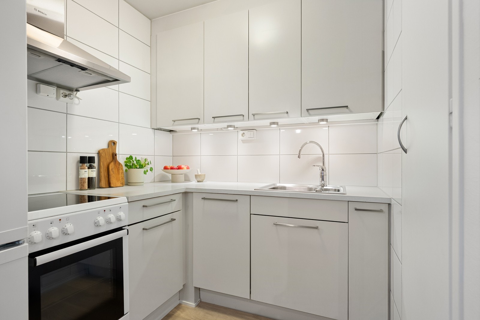 Boligens kjøkken fremstår som tidsriktig med HTH innredning fra 2012, bestående av glatte fronter og laminat benkeplate. Galleribilde