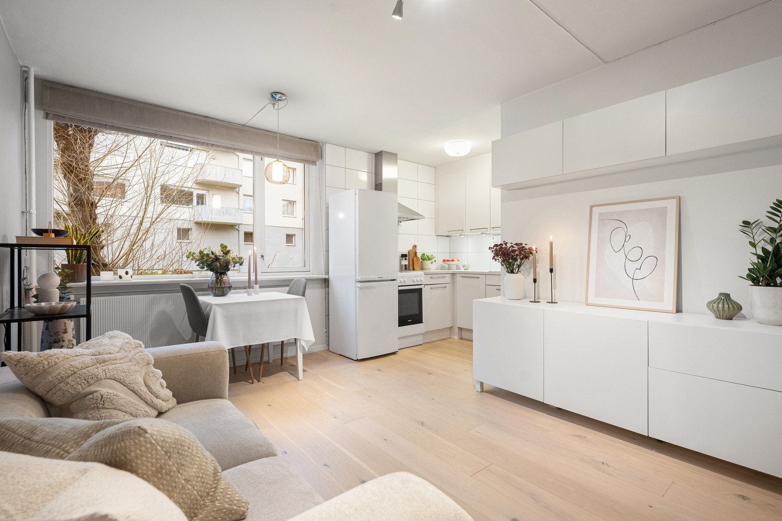 Velkommen til Thunes vei 4B, en lys 1-roms leilighet beliggende tilbaketrukket på attraktive Thune. Galleribilde