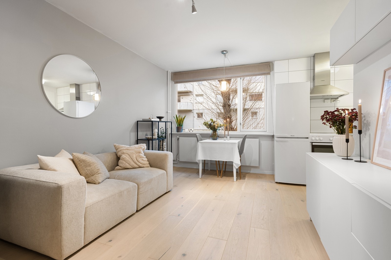 Leiligheten er arealeffektiv og byr på naturlige møbleringssoner. Galleribilde