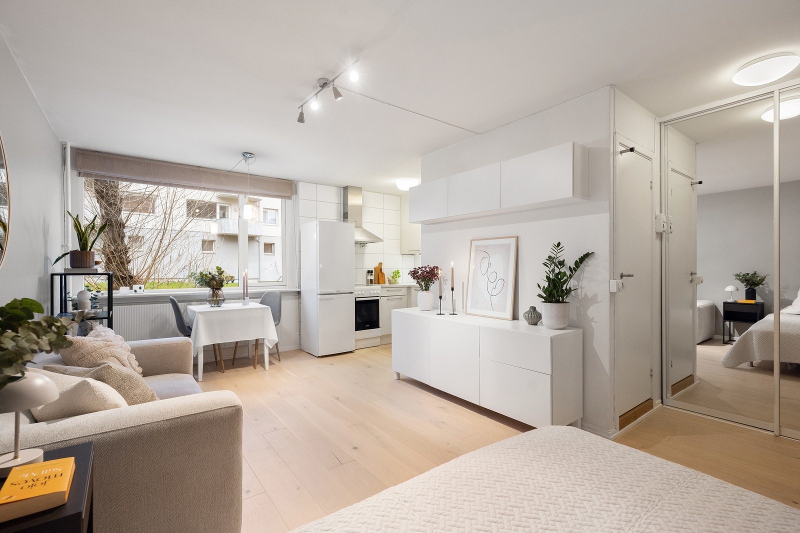 Boligens entré byr på ytterligere oppbevaringsmuligheter i en skyvedørsgarderobe. Galleribilde