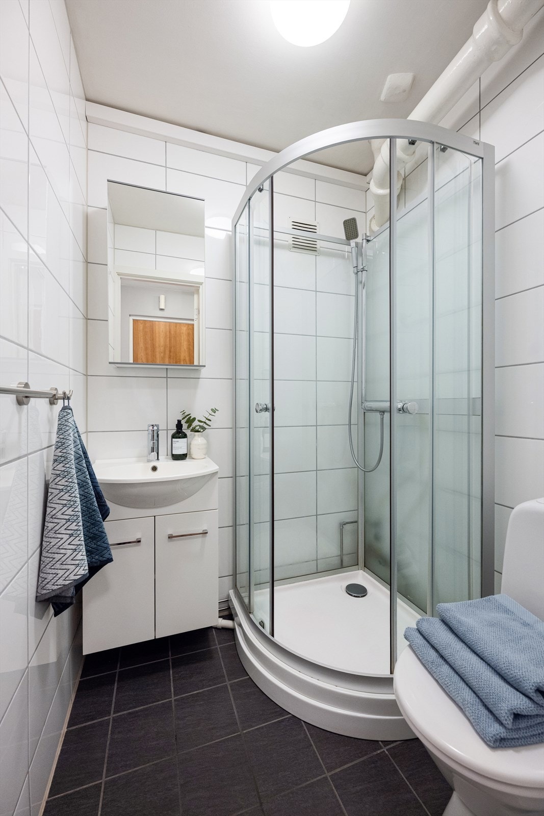 Baderommet ble rehabilitert i 2012 og er flislagt med varmekabler. Galleribilde