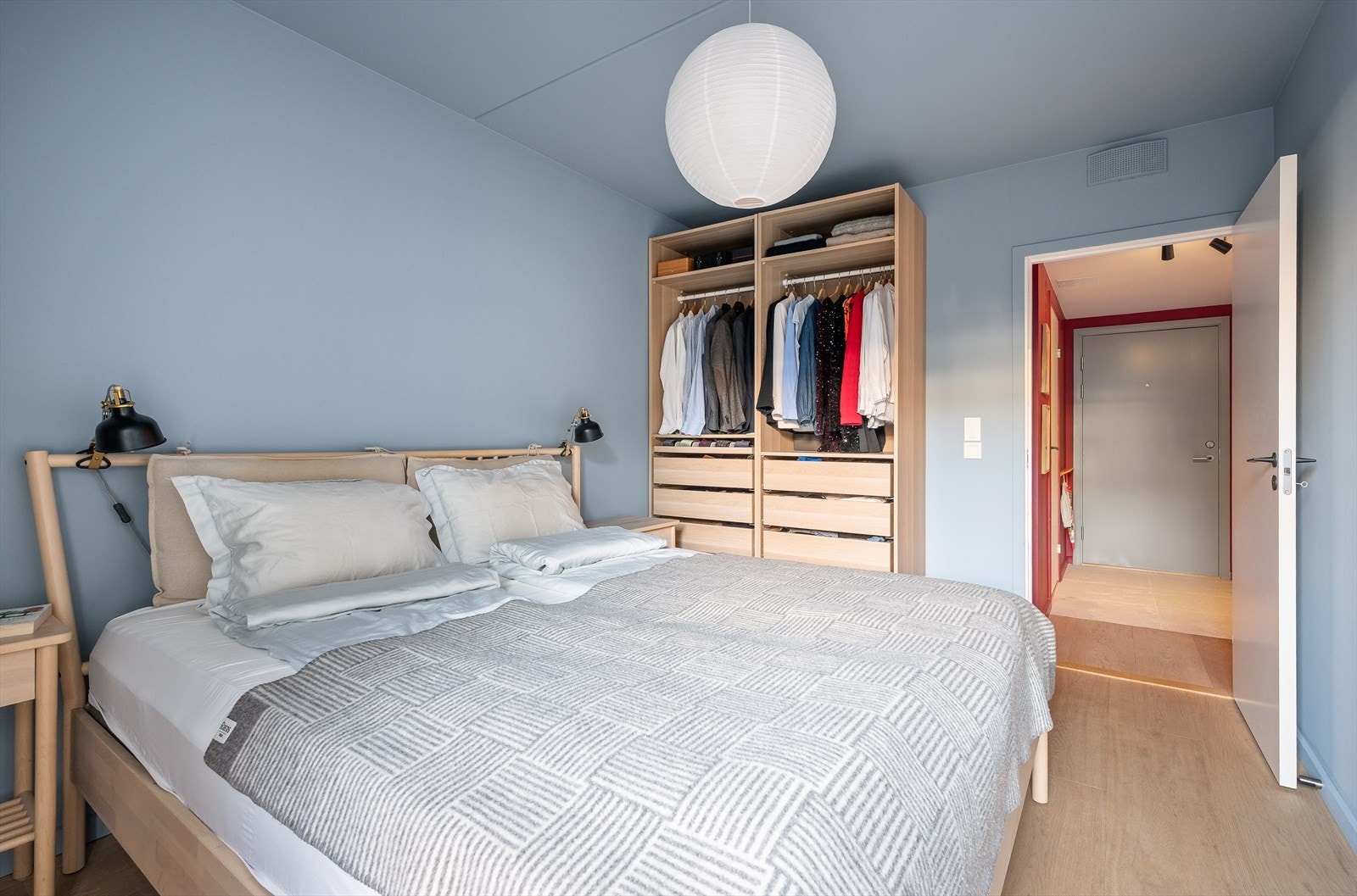 Rommet er malt i tidsriktige og behagelige farger. Galleribilde