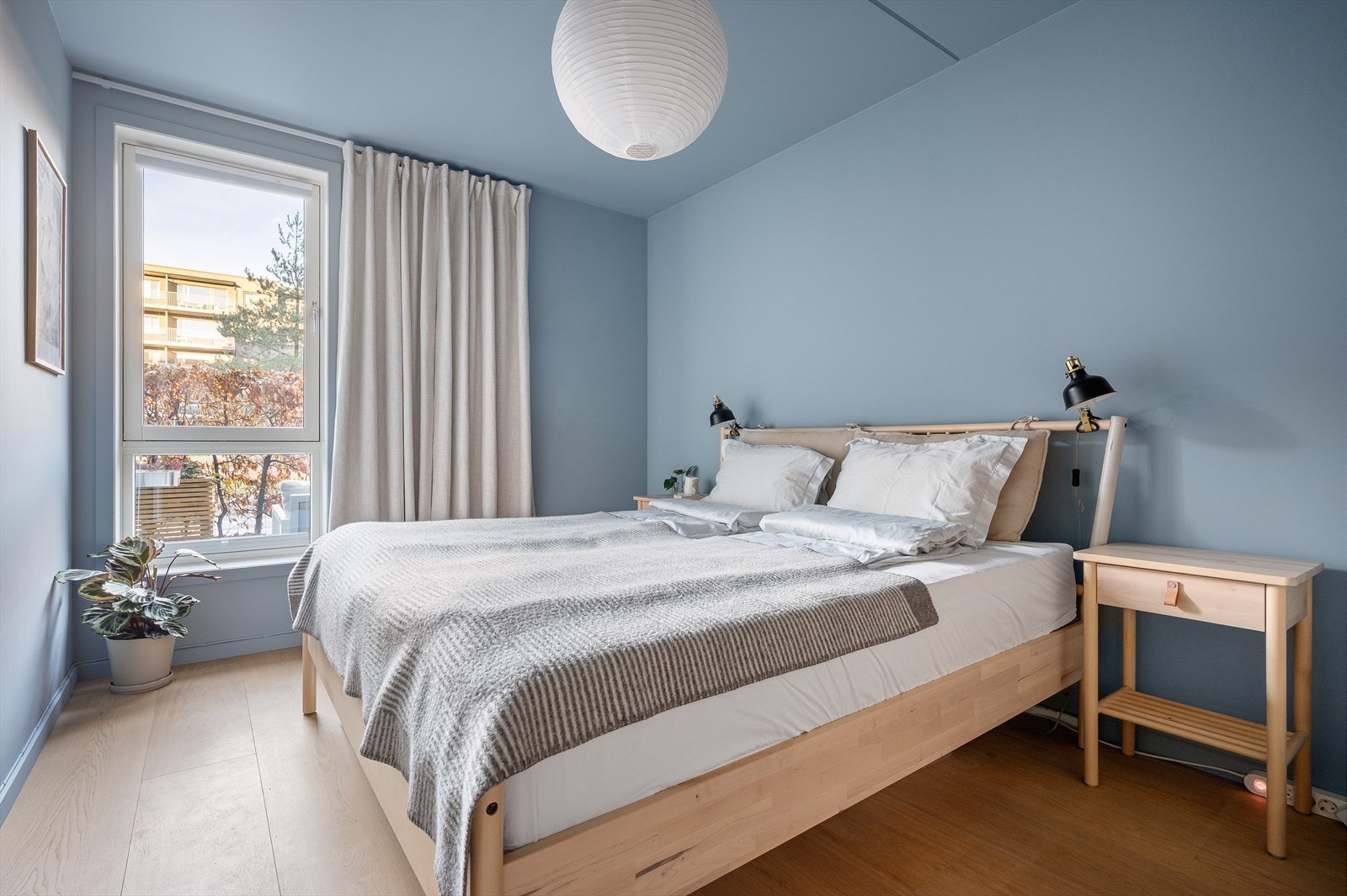 Hovedsoverommet er av god størrelse, med plass til dobbeltseng og stort garderobeskap. Galleribilde