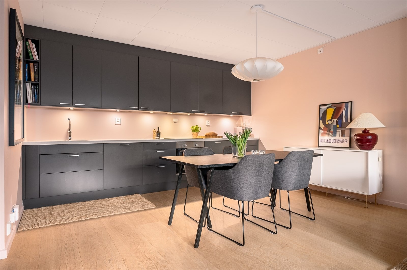 Flott og velutstyrt EPOQ-kjøkken i åpen løsning med stuen Galleribilde