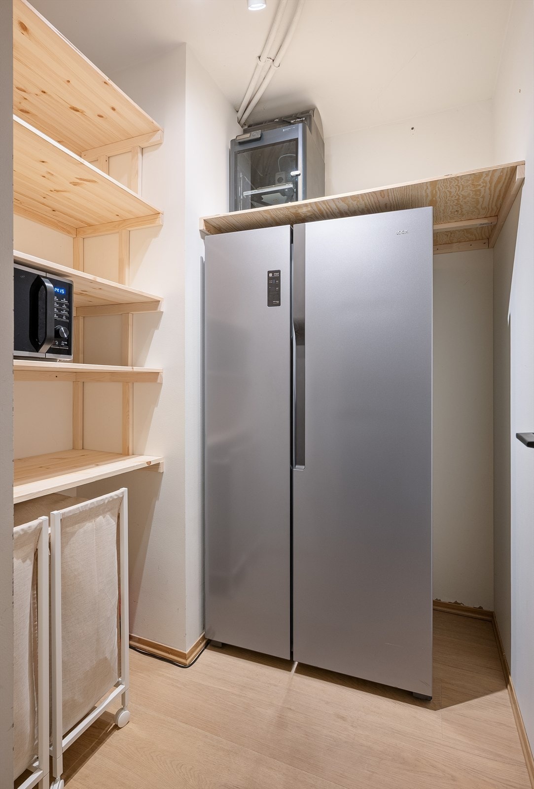 Meget praktisk innvendig bod. Selger har bygget nytt hyllesystem i boden. Kjøleskapet medfølger. Galleribilde