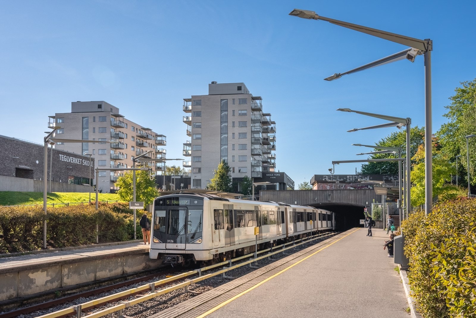 Fra Hasle T-bane går linje 5 mellom Vestli og Ringen via Tøyen. Det er også godt tilbud på buss. Galleribilde